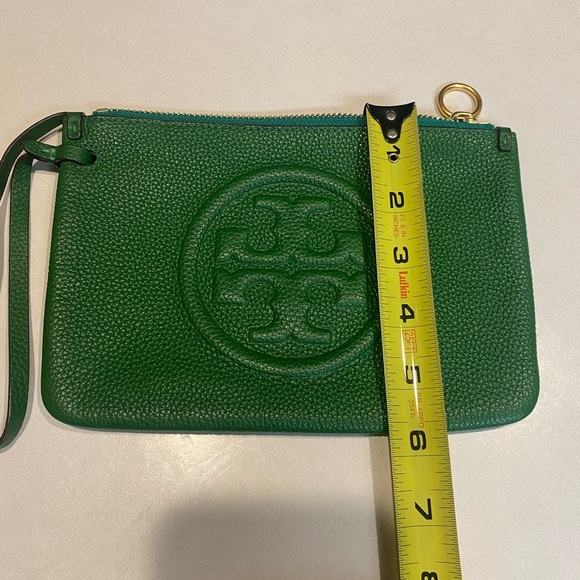 TORY BURCH PERRY BOMBE PEBBLED LEATHER WRISLET IN ARUGULA GREEN - Picture 3 of 7